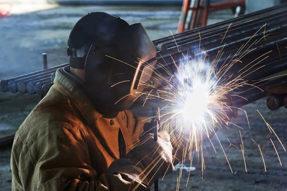 Arbeiter schweißen mit Lichtbogenelektrode