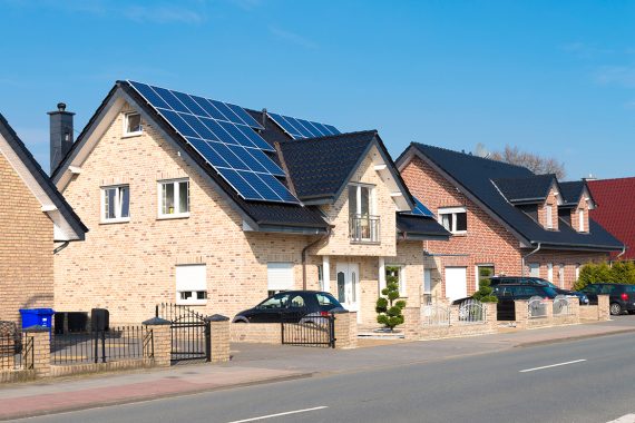 Sonnenkollektoren auf dem Dach